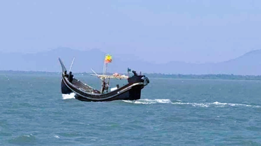 ১৩ বাংলাদেশি জেলেকে ধরে নিয়ে গেল আরাকান আর্মি